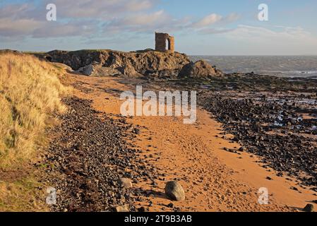 Lady's Tower mit Firth of Forth im Hintergrund, neben Ruby Bay, am Fife Coastal Path, Elie, Fife, Schottland, Großbritannien. Stockfoto