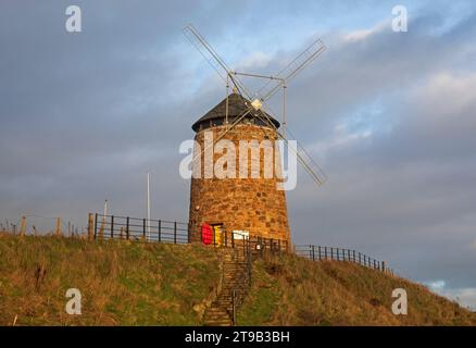 St Monan's Windmill, St Monan's, Fife, Schottland, Großbritannien. Die restaurierte Windmühle aus dem 18. Jahrhundert ist die letzte noch erhaltene Windmühle in Fife Stockfoto