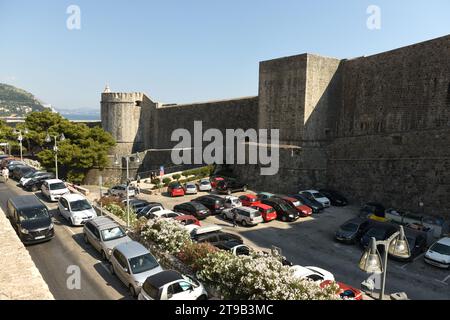 Dubrovnik, Kroatien - Juli 2021: Ein Auto auf dem Parkplatz in der Nähe der Altstadt von Dubrovnik. Stockfoto