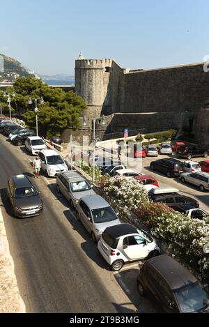 Dubrovnik, Kroatien - Juli 2021: Ein Auto auf dem Parkplatz in der Nähe der Altstadt von Dubrovnik. Stockfoto