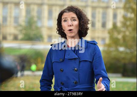 London, England, Großbritannien. November 2023. ANNELIESE DODDS, Vorsitzende der Labour Party und Schattenfrauen- und Gleichstellungsministerin, wird in Westminster interviewt. (Kreditbild: © Thomas Krych/ZUMA Press Wire) NUR REDAKTIONELLE VERWENDUNG! Nicht für kommerzielle ZWECKE! Stockfoto