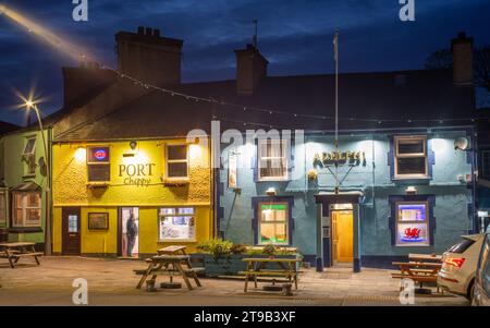 Port Chippy und Adelphi Pub, Port Amlwch, Anglesey, Nordwales. Bild im November 2023. Stockfoto