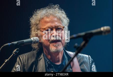 Wittlich, Deutschland. November 2023. Der Sänger, Maler und Autor Wolfgang Niedecken bedankt sich nach dem Erhalt des Georg-Meistermann-Preises der Stadt Wittlich mit einer kurzen Aufführung zusammen mit Mike Herting's GlobalMusiOrchestra. Quelle: Harald Tittel/dpa/Alamy Live News Stockfoto