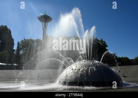 Seattle, WA, USA - 3. August 2023: International Fountain and Space Needle in Seattle. Stockfoto