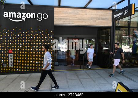 Seattle, WA, USA - 3. August 2023: Menschen in der Nähe des Amazon Go Store in Seattle. Stockfoto