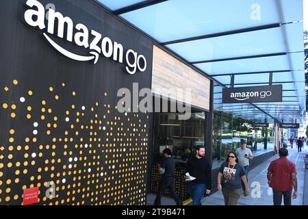 Seattle, WA, USA - 3. August 2023: Menschen in der Nähe des Amazon Go Store in Seattle. Stockfoto