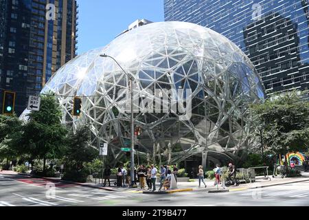 Seattle, WA, USA - 3. August 2023: Menschen in der Nähe des Amazon-Hauptsitzes in Seattle. Stockfoto