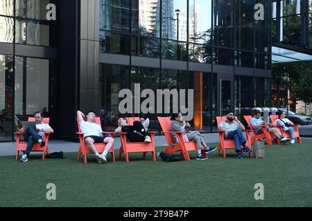 Seattle, WA, USA - 3. August 2023: Menschen in der Nähe des Amazon-Hauptsitzes in Seattle. Stockfoto