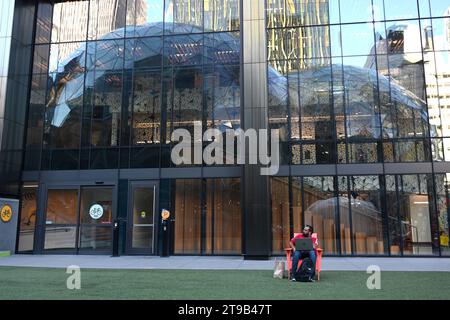 Seattle, WA, USA - 3. August 2023: Menschen in der Nähe des Amazon-Hauptsitzes in Seattle. Stockfoto