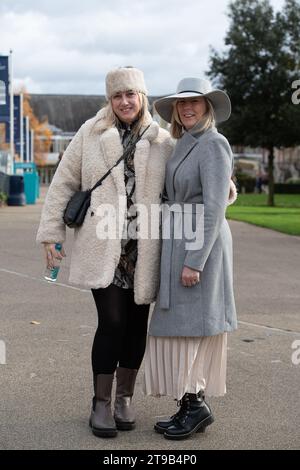 Ascot, Großbritannien. November 2023. Es war ein kalter und windiger Tag, als die Rennfahrer auf der Ascot Racecourse ankamen, um einen Tag mit Pferderennen am November Racing Friday zu verbringen. Quelle: Maureen McLean/Alamy Live News Stockfoto