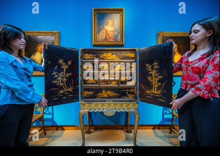 London, Großbritannien. November 2023. Ein chinesisches schwarzes und vergoldetes Kabinett aus dem frühen 18. Jahrhundert, geschätzt 6.000 GBP - 9.000 GBP und andere Werke - Ombersley Court: The Collection of Lord and Lady Sandys Sale Preview - bei Christies in London. Über 450 Jahre hinweg von Mitgliedern der Familien Sandys und Hill zusammengestellt, liegen die Schätzungen zwischen 500 £ und 500 000 £. Guy Bell/Alamy Live News Stockfoto