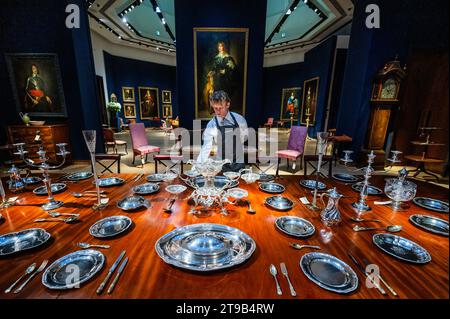 London, Großbritannien. November 2023. Besteck Dinner Service in verschiedenen Losen mit anderen Artikeln - Ombersley Court: The Collection of Lord and Lady Sandys Sale Preview - im Christies in London. Über 450 Jahre hinweg von Mitgliedern der Familien Sandys und Hill zusammengestellt, liegen die Schätzungen zwischen 500 £ und 500 000 £. Guy Bell/Alamy Live News Stockfoto