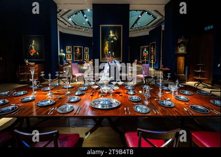 London, Großbritannien. November 2023. Besteck Dinner Service in verschiedenen Losen mit anderen Artikeln - Ombersley Court: The Collection of Lord and Lady Sandys Sale Preview - im Christies in London. Über 450 Jahre hinweg von Mitgliedern der Familien Sandys und Hill zusammengestellt, liegen die Schätzungen zwischen 500 £ und 500 000 £. Guy Bell/Alamy Live News Stockfoto