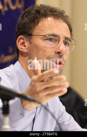Tokio, Japan. November 2023. Damien Veron, Bruder der Französin Tiphaine Veron, die 2018 in Japans Bergresort Nikko verschwand, spricht am Freitag, den 24. November 2023, im Club der ausländischen Korrespondenten in Tokio. Sie wurde in der Unterkunft in Nikko, nördlich von Tokio, vermisst und hinterließ ihr Gepäck und ihren Reisepass. Ihre Familie glaubt, sie wurde entführt und ermordet. (Foto: Yoshio Tsunoda/AFLO) Stockfoto