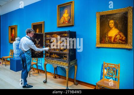 London, Großbritannien. November 2023. Ein chinesisches schwarzes und vergoldetes Kabinett aus dem frühen 18. Jahrhundert, geschätzt 6.000 GBP - 9.000 GBP und andere Werke - Ombersley Court: The Collection of Lord and Lady Sandys Sale Preview - bei Christies in London. Über 450 Jahre hinweg von Mitgliedern der Familien Sandys und Hill zusammengestellt, liegen die Schätzungen zwischen 500 £ und 500 000 £. Guy Bell/Alamy Live News Stockfoto
