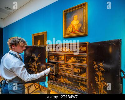 London, Großbritannien. November 2023. Ein chinesisches schwarzes und vergoldetes Kabinett aus dem frühen 18. Jahrhundert, geschätzt 6.000 GBP - 9.000 GBP und andere Werke - Ombersley Court: The Collection of Lord and Lady Sandys Sale Preview - bei Christies in London. Über 450 Jahre hinweg von Mitgliedern der Familien Sandys und Hill zusammengestellt, liegen die Schätzungen zwischen 500 £ und 500 000 £. Guy Bell/Alamy Live News Stockfoto