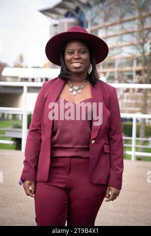 Ascot, Großbritannien. November 2023. Es war ein kalter und windiger Tag, als die Rennfahrer auf der Ascot Racecourse ankamen, um einen Tag mit Pferderennen am November Racing Friday zu verbringen. Quelle: Maureen McLean/Alamy Live News Stockfoto