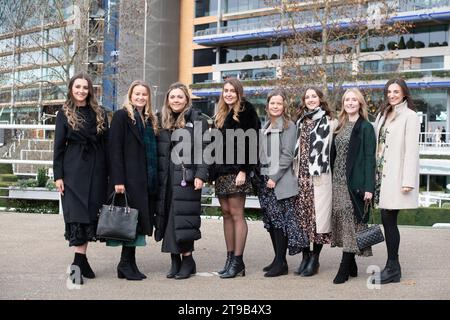 Ascot, Großbritannien. November 2023. Es war ein kalter und windiger Tag, als die Rennfahrer auf der Ascot Racecourse ankamen, um einen Tag mit Pferderennen am November Racing Friday zu verbringen. Quelle: Maureen McLean/Alamy Live News Stockfoto