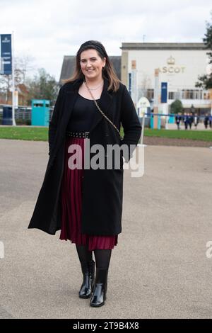 Ascot, Großbritannien. November 2023. Es war ein kalter und windiger Tag, als die Rennfahrer auf der Ascot Racecourse ankamen, um einen Tag mit Pferderennen am November Racing Friday zu verbringen. Quelle: Maureen McLean/Alamy Live News Stockfoto