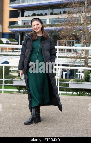 Ascot, Großbritannien. November 2023. Es war ein kalter und windiger Tag, als die Rennfahrer auf der Ascot Racecourse ankamen, um einen Tag mit Pferderennen am November Racing Friday zu verbringen. Quelle: Maureen McLean/Alamy Live News Stockfoto