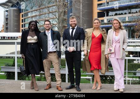 Ascot, Großbritannien. November 2023. Es war ein kalter und windiger Tag, als die Rennfahrer auf der Ascot Racecourse ankamen, um einen Tag mit Pferderennen am November Racing Friday zu verbringen. Quelle: Maureen McLean/Alamy Live News Stockfoto