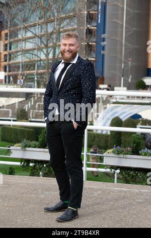 Ascot, Großbritannien. November 2023. Es war ein kalter und windiger Tag, als die Rennfahrer auf der Ascot Racecourse ankamen, um einen Tag mit Pferderennen am November Racing Friday zu verbringen. Quelle: Maureen McLean/Alamy Live News Stockfoto