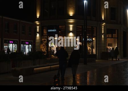 Einkaufsviertel bei Nacht, Lincoln Stadtzentrum, Großbritannien. Goddards. Stockfoto