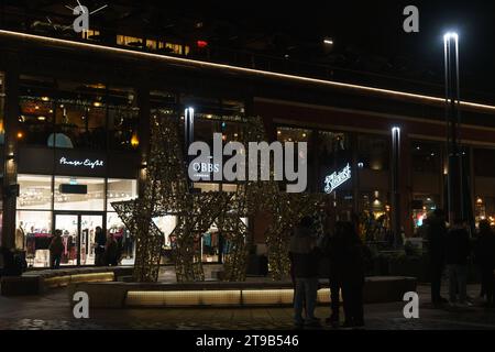 Einkaufsviertel bei Nacht, Stadtzentrum von Lincoln, Großbritannien. Phase 8. Stockfoto