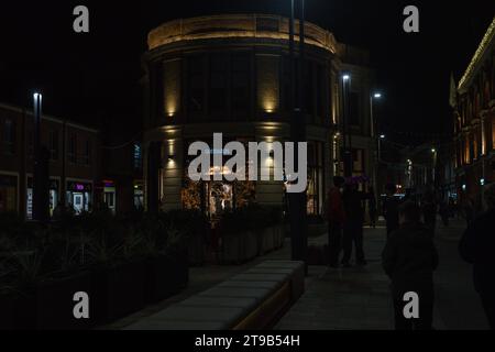 Einkaufsviertel bei Nacht, Lincoln Stadtzentrum, Großbritannien. Goddards. Stockfoto