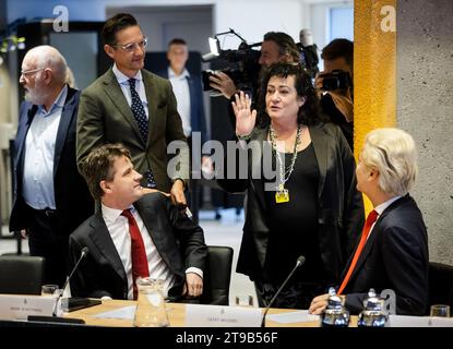 DIE HAAG - Frans Timmermans (GroenLinks-PvdA), Joost Eerdmans (Ja21), Henri Bontenbal (CDA), Caroline van der Plas (BBB) und Geert Wilders (PVV) bei einem Treffen mit der Referentin des Repräsentantenhauses Vera Bergkamp. Ziel des Treffens ist es, einen Forscher zu ernennen, dessen Aufgabe es ist, Gespräche mit den Fraktionen zu führen und zu untersuchen, welche Koalitionsoptionen sie vor ihnen sehen. ANP SEM VAN DER WAL niederlande aus - belgien aus Stockfoto