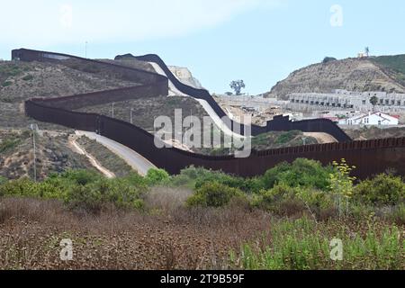 San Ysidro, CA, USA - 30. Juli 2023: Die mexikanische Grenzmauer in der Nähe des Border Field State Park Beach. Stockfoto