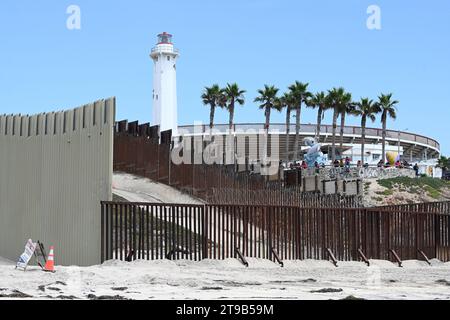Border Field State Park Beach, CA, USA - 30. Juli 2023: Die USA Mexico Border Wall in der Nähe des Friendship Park und der Tijuana Beach Promenade, Mexiko. Stockfoto
