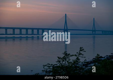 Sonnenaufgang auf dem Changjiang/Yangtze Fluss durch eine Stahlbrücke Stockfoto