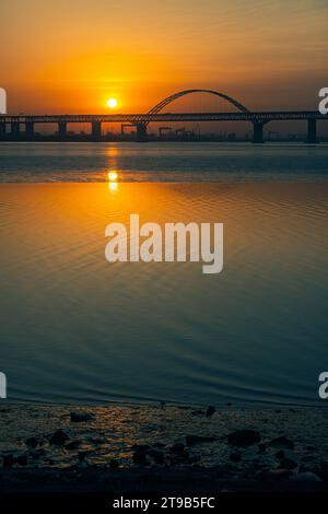 Sonnenaufgang auf dem Changjiang/Yangtze Fluss durch eine Stahlbrücke Stockfoto