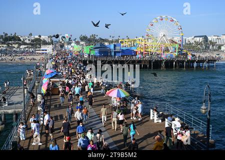Los Angeles, Kalifornien, USA - 29. Juli 2023: Menschenmenge auf dem in Santa Monica Pier. Stockfoto