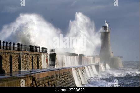 Wellen brechen über dem Tynemouth Pier an der Nordostküste Englands ab. Bilddatum: Freitag, 24. November 2023. Stockfoto