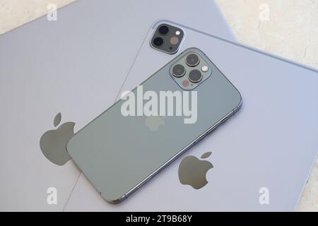 KIEW, UKRAINE - 4. MAI 2023: Apple Marken Geräte iphone und ipad liegen auf macbook Body Nahaufnahme Stockfoto