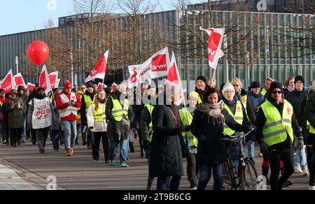 Greifswald, Deutschland. November 2023. Mitarbeiter der Universitätskliniken Greifswald und Rostock marschieren während eines Warnstreiks an der Universitätsklinik durch die Innenstadt. Die gewerkschaft Verdi hat zu Warnstreiks an Universitätskliniken in ganz Deutschland aufgerufen. Verdi fordert 10,5 Prozent mehr Einkommen für die Beschäftigten im öffentlichen Dienst der bundesländer, aber mindestens 500 Euro mehr pro Monat. Quelle: Bernd Wüstneck/dpa/Alamy Live News Stockfoto