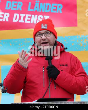 Greifswald, Deutschland. November 2023. Frank Werneke, Bundesvorsitzender der gewerkschaft Verdi, spricht während eines Warnstreiks bei einer Mitarbeiterversammlung der Universitätskliniken Greifswald und Rostock. Die gewerkschaft Verdi hat zu Warnstreiks an Universitätskliniken in ganz Deutschland aufgerufen. Verdi fordert 10,5 Prozent mehr Einkommen für die Beschäftigten im öffentlichen Dienst der bundesländer, aber mindestens 500 Euro mehr pro Monat. Quelle: Bernd Wüstneck/dpa/Alamy Live News Stockfoto