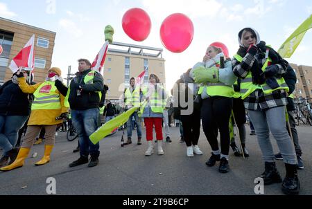 Greifswald, Deutschland. November 2023. Mitarbeiter der Universitätskliniken Greifswald und Rostock versammeln sich vor der Universitätsklinik zu einem Warnstreik. Die gewerkschaft Verdi hat zu Warnstreiks an Universitätskliniken in ganz Deutschland aufgerufen. Verdi fordert 10,5 Prozent mehr Einkommen für die Beschäftigten im öffentlichen Dienst der bundesländer, aber mindestens 500 Euro mehr pro Monat. Quelle: Bernd Wüstneck/dpa/Alamy Live News Stockfoto