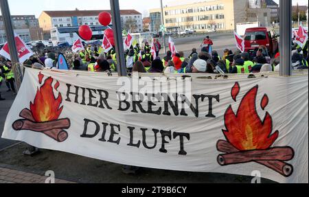 Greifswald, Deutschland. November 2023. Mitarbeiter der Universitätskliniken Greifswald und Rostock versammeln sich vor der Universitätsmedizin zu einem Warnstreik hinter einem Banner mit der Aufschrift „hier brennt die Luft“. Die gewerkschaft Verdi hat zu Warnstreiks an Universitätskliniken in ganz Deutschland aufgerufen. Verdi fordert 10,5 Prozent mehr Einkommen für die Beschäftigten im öffentlichen Dienst der bundesländer, aber mindestens 500 Euro mehr pro Monat. Quelle: Bernd Wüstneck/dpa/Alamy Live News Stockfoto