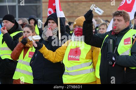 Greifswald, Deutschland. November 2023. Mitarbeiter der Universitätskliniken Greifswald und Rostock versammeln sich vor der Universitätsklinik zu einem Warnstreik. Die gewerkschaft Verdi hat zu Warnstreiks an Universitätskliniken in ganz Deutschland aufgerufen. Verdi fordert 10,5 Prozent mehr Einkommen für die Beschäftigten im öffentlichen Dienst der bundesländer, aber mindestens 500 Euro mehr pro Monat. Quelle: Bernd Wüstneck/dpa/Alamy Live News Stockfoto