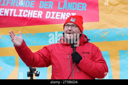 Greifswald, Deutschland. November 2023. Frank Werneke, Bundesvorsitzender der gewerkschaft Verdi, spricht während eines Warnstreiks bei einer Mitarbeiterversammlung der Universitätskliniken Greifswald und Rostock. Die gewerkschaft Verdi hat zu Warnstreiks an Universitätskliniken in ganz Deutschland aufgerufen. Verdi fordert 10,5 Prozent mehr Einkommen für die Beschäftigten im öffentlichen Dienst der bundesländer, aber mindestens 500 Euro mehr pro Monat. Quelle: Bernd Wüstneck/dpa/Alamy Live News Stockfoto