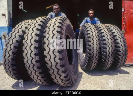 Tansania, Arusha – Werk für allgemeine Reifen, in dem große Traktorreifen hergestellt werden. Stockfoto