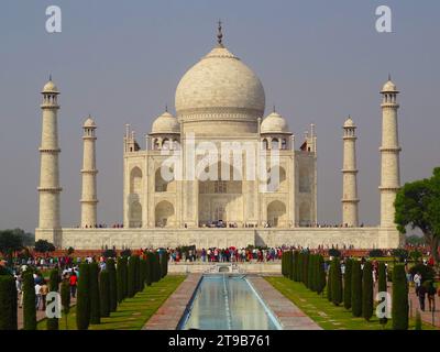 Das Taj Mahal ist ein Mausoleum aus elfenbeinfarbenem Marmor am Südufer des Yamuna-Flusses in der indischen Stadt Agra, sieben Weltwunder Stockfoto