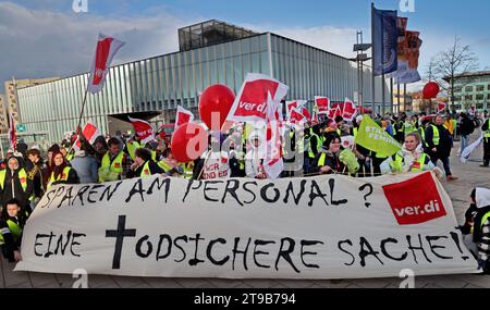 Greifswald, Deutschland. November 2023. Mitarbeiter der Universitätskliniken Greifswald und Rostock versammeln sich vor der Universitätsmedizin zu einem Warnstreik hinter einem Banner mit der Aufschrift „Einsparen von Personal? Eine sichere Sache!“. Die gewerkschaft Verdi hat zu Warnstreiks an Universitätskliniken in ganz Deutschland aufgerufen. Verdi fordert 10,5 Prozent mehr Einkommen für die Beschäftigten im öffentlichen Dienst der bundesländer, aber mindestens 500 Euro mehr pro Monat. Quelle: Bernd Wüstneck/dpa/Alamy Live News Stockfoto