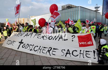 Greifswald, Deutschland. November 2023. Mitarbeiter der Universitätskliniken Greifswald und Rostock versammeln sich vor der Universitätsmedizin zu einem Warnstreik hinter einem Banner mit der Aufschrift „Einsparen von Personal? Eine sichere Sache!“. Die gewerkschaft Verdi hat zu Warnstreiks an Universitätskliniken in ganz Deutschland aufgerufen. Verdi fordert 10,5 Prozent mehr Einkommen für die Beschäftigten im öffentlichen Dienst der bundesländer, aber mindestens 500 Euro mehr pro Monat. Quelle: Bernd Wüstneck/dpa/Alamy Live News Stockfoto