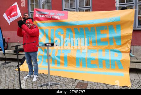 Greifswald, Deutschland. November 2023. Frank Werneke, Bundesvorsitzender der gewerkschaft Verdi, spricht bei einer Mitarbeiterversammlung der Universitätskliniken Greifswald und Rostock während eines Warnstreiks neben einem Banner mit dem Motto „gemeinsam können wir mehr tun“. Die gewerkschaft Verdi hat zu Warnstreiks an Universitätskliniken in ganz Deutschland aufgerufen. Verdi fordert eine Einkommenssteigerung von 10,5 Prozent für die Beschäftigten des öffentlichen Sektors in den bundesländern, aber mindestens 500 Euro mehr pro Monat. Quelle: Bernd Wüstneck/dpa/Alamy Live News Stockfoto