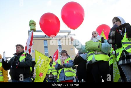 Greifswald, Deutschland. November 2023. Mitarbeiter der Universitätskliniken Greifswald und Rostock versammeln sich vor der Universitätsklinik zu einem Warnstreik. Die gewerkschaft Verdi hat zu Warnstreiks an Universitätskliniken in ganz Deutschland aufgerufen. Verdi fordert 10,5 Prozent mehr Einkommen für die Beschäftigten im öffentlichen Dienst der bundesländer, aber mindestens 500 Euro mehr pro Monat. Quelle: Bernd Wüstneck/dpa/Alamy Live News Stockfoto