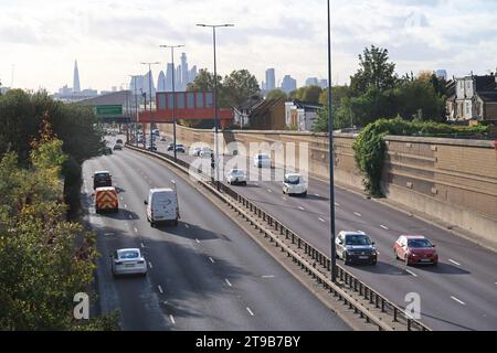 Ansicht der zweispurigen Stange der A12 in Leyton, London, Großbritannien. Blick nach Westen in Richtung der City of London - sichtbar am Horizont. Stockfoto